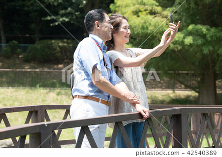 做與智能手機的中間資深夫婦自我採取 42540389