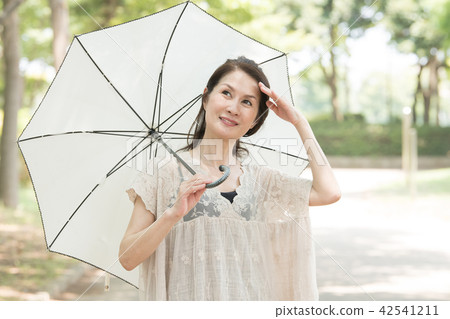 Japanese middle age woman holding a parasol Japanese middle age woman holding a parasol 42541211