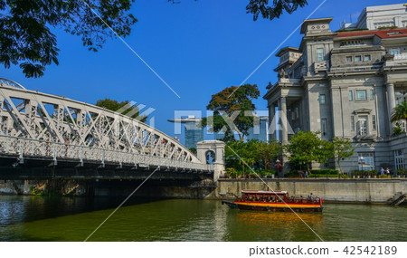 Cavenagh Bridge over the Singapore River Cavenagh Bridge over the Singapore River 42542189