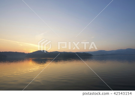 黎明的多哥湖（來自夏威夷溫泉一側） 42543154