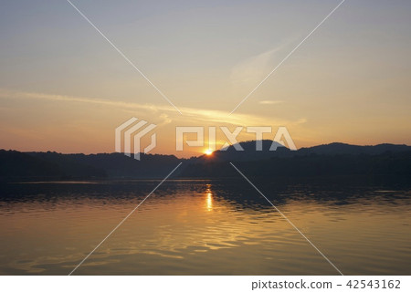 黎明的多哥湖（來自夏威夷溫泉一側） 42543162