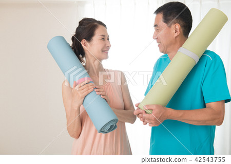 Japanese middle-class couple with yoga mat Japanese middle-class couple with yoga mat 42543755