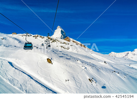 View of cable cars to the Klein Matterhorn Peak 42545194