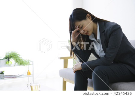 累了的小姐生病的小姐 42545426
