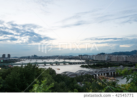 Night scenery of Han River and Seoul 42545771