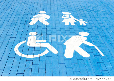 Handicapped parking spot 42546752