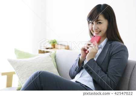 Sumaho女商人放鬆生活沙發生活方式 42547022