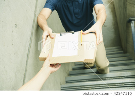 送貨上門會員紙板製服統一郵件服務樓梯 42547110