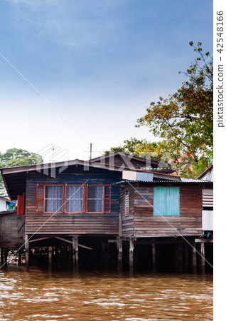 Thai old wooden houses along Bangkok Yai canal Thai old wooden houses along Bangkok Yai canal 42548166
