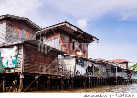 Thai old wooden houses along Bangkok Yai canal 42548169