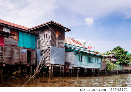 Thai old wooden houses along Bangkok Yai canal 42548171