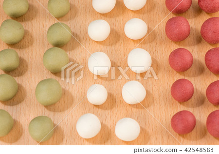Three-color dumplings, seeing the dumplings, seeing the dumplings, making the process, Japanese Dango, seeing the scorpion, seeing the scorpion and the fruit. 42548583