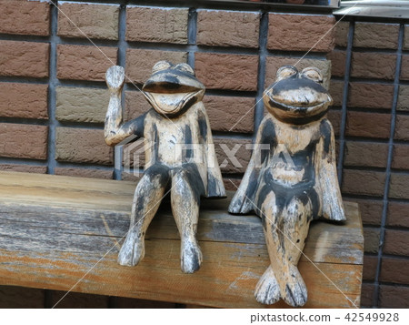 Frog's couple's date Frog's couple's date 42549928