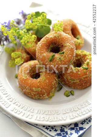 Donut (pistachio donut) / pistacho donuts Donut (pistachio donut) / pistacho donuts 42552217
