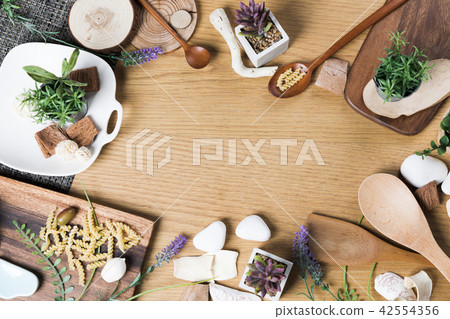 烘烤或烹飪背景。有機食品,廚具。與文本空間的頂視圖。 烘烤或烹飪背景。有機食品,廚具。與文本空間的頂視圖。 42554356
