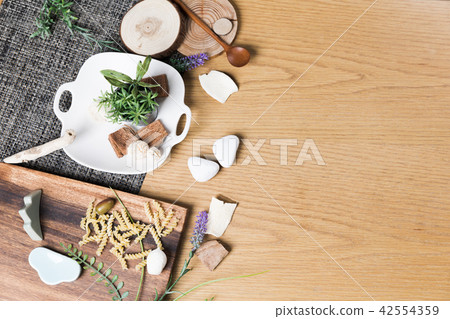 烘烤或烹飪背景。有機食品，廚具。與文本空間的頂視圖。 42554359