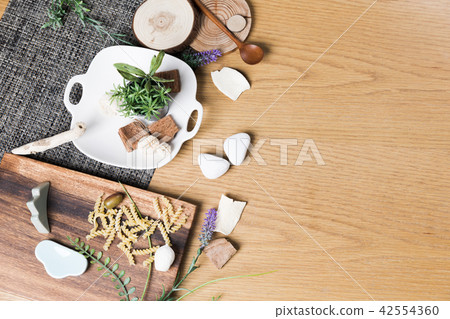 烘烤或烹飪背景。有機食品,廚具。與文本空間的頂視圖。 烘烤或烹飪背景。有機食品,廚具。與文本空間的頂視圖。 42554360