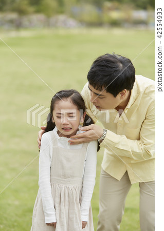 春天，家庭，公園，每天，走路，野餐，郊遊，爸爸，女兒，女士 42554933