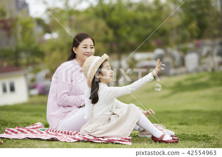 Spring, Family, Park, Everyday, Lifestyle, Walking, Excursions, Outing, Mother and Child Spring, Family, Park, Everyday, Lifestyle, Walking, Excursions, Outing, Mother and Child 42554963