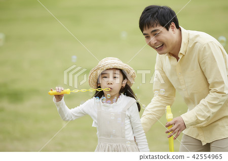 Spring, family, park, everyday, walking, picnic, outing, dad, daughter, lady Spring, family, park, everyday, walking, picnic, outing, dad, daughter, lady 42554965