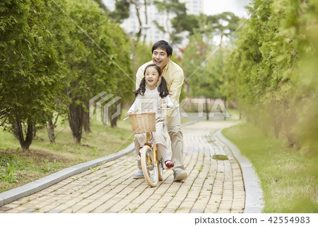 Spring, family, park, everyday, walking, picnic, outing, dad, daughter, lady Spring, family, park, everyday, walking, picnic, outing, dad, daughter, lady 42554983