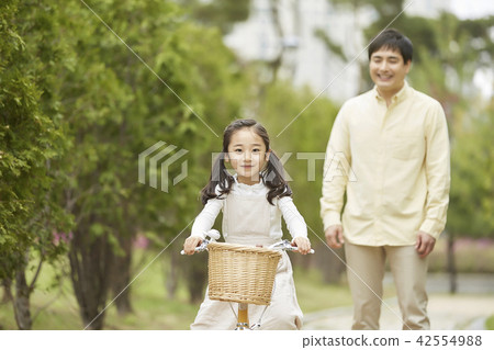 Spring, family, park, everyday, walking, picnic, outing, dad, daughter, lady Spring, family, park, everyday, walking, picnic, outing, dad, daughter, lady 42554988