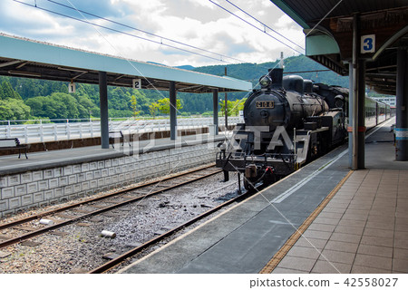 SL列車進入靜岡縣Oigawa Tetsudo Chisutei站的家 SL列車進入靜岡縣Oigawa Tetsudo Chisutei站的家 42558027