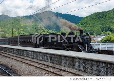 SL列車進入靜岡縣Oigawa Tetsudo Chisutei站的家 SL列車進入靜岡縣Oigawa Tetsudo Chisutei站的家 42558028