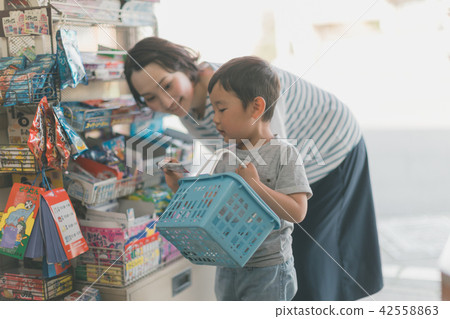small candy shop, mom and pop candy stores, child 42558863