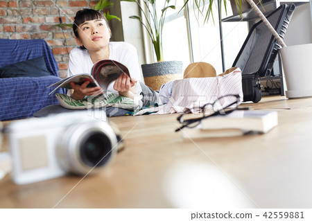 女性旅行準備 42559881