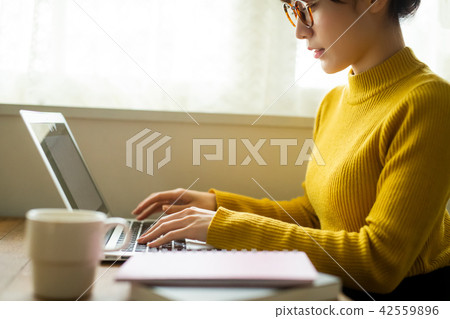 Female Lifestyle PC 42559896