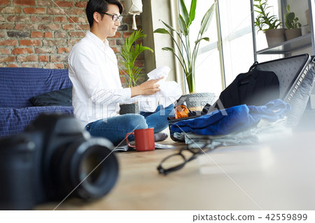 男性旅行準備 42559899