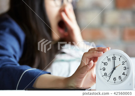 Woman morning lifestyle 42560003