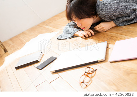 婦女生活方式放鬆 婦女生活方式放鬆 42560028