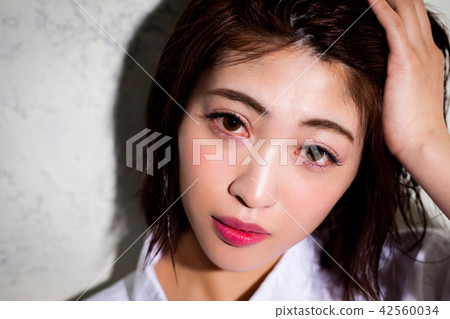 Female beauty portrait 42560034