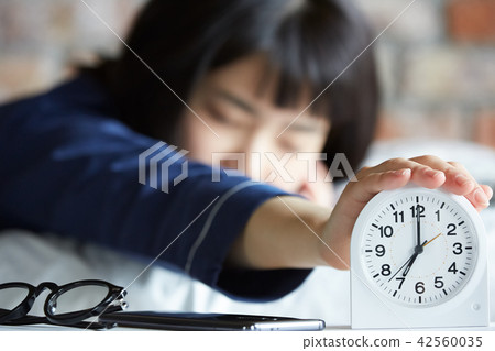 Woman morning lifestyle Woman morning lifestyle 42560035