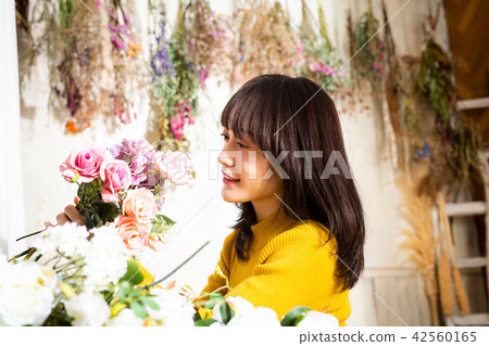 Female Flower living Female Flower living 42560165