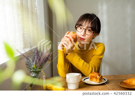 Female lifestyle diet 42560332