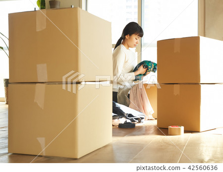 Ladies moving Ladies moving 42560636