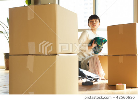 Ladies moving 42560650