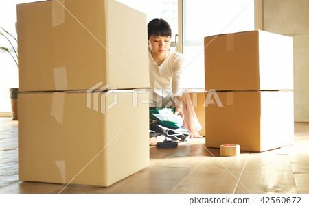 Ladies moving Ladies moving 42560672