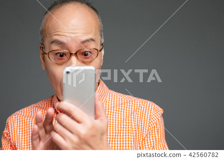 Male senior portrait smartphone 42560782