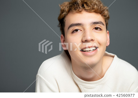 男性外國人肖像面部表情 42560977