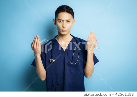 Male doctor portrait 42561198