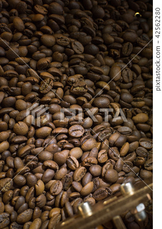 Roasted Coffee Beans 42562280