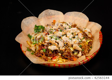 Fried glass noodle with pork 42563144