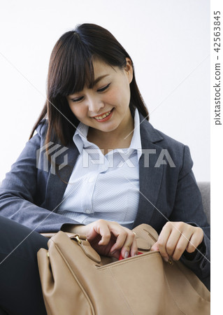 Sumaho notebook Business woman relaxing living sofa lifestyle woman looking for belongings Sumaho notebook Business woman relaxing living sofa lifestyle woman looking for belongings 42563845