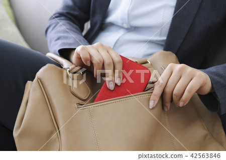 Sumaho notebook Business woman relaxing living sofa lifestyle woman looking for belongings Sumaho notebook Business woman relaxing living sofa lifestyle woman looking for belongings 42563846