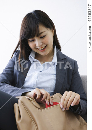 Sumaho notebook Business woman relaxing living sofa lifestyle woman looking for belongings Sumaho notebook Business woman relaxing living sofa lifestyle woman looking for belongings 42563847