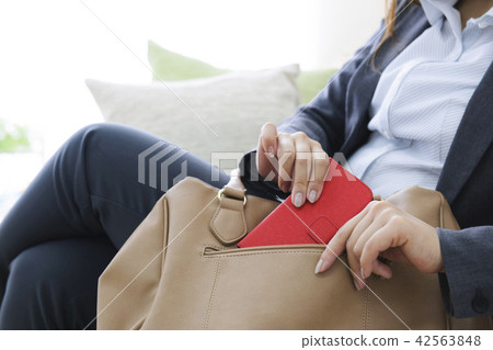 Sumaho notebook Business woman relaxing living sofa lifestyle woman looking for belongings Sumaho notebook Business woman relaxing living sofa lifestyle woman looking for belongings 42563848